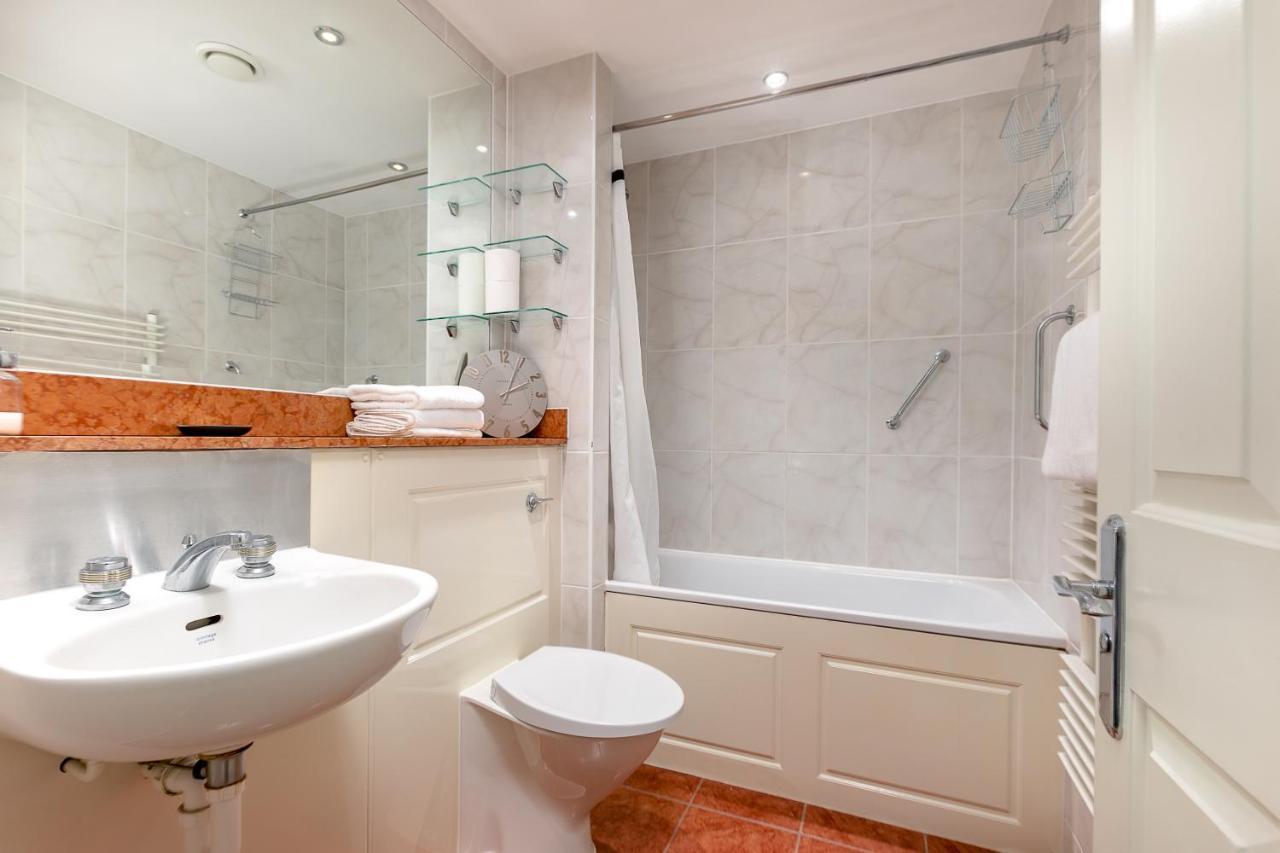 Point West Apartments Лондон Екстериор снимка