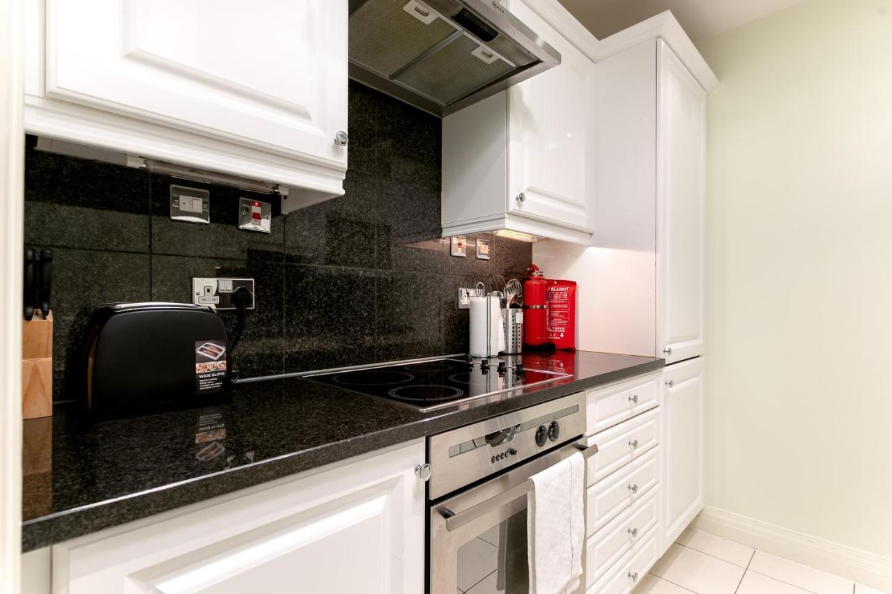 Point West Apartments Лондон Екстериор снимка