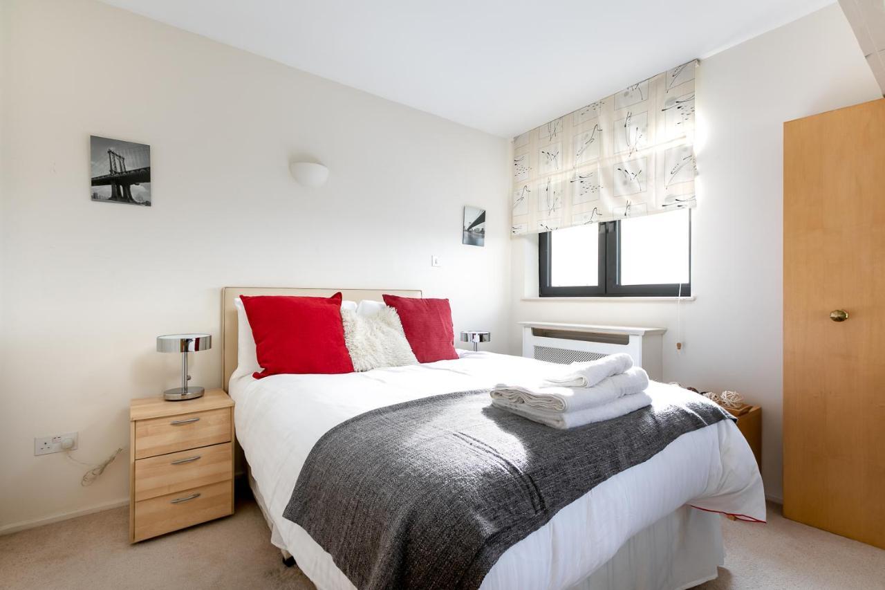 Point West Apartments Лондон Екстериор снимка