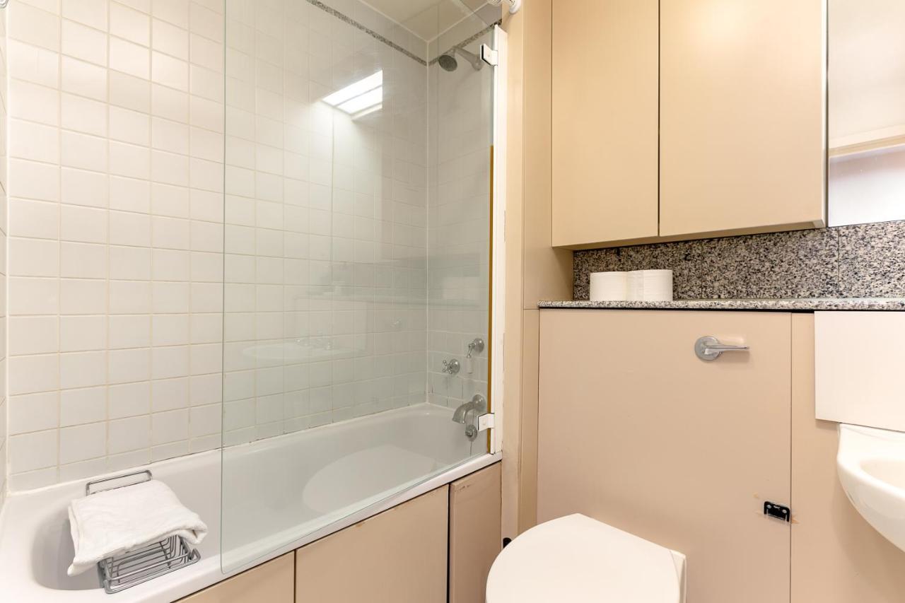 Point West Apartments Лондон Екстериор снимка