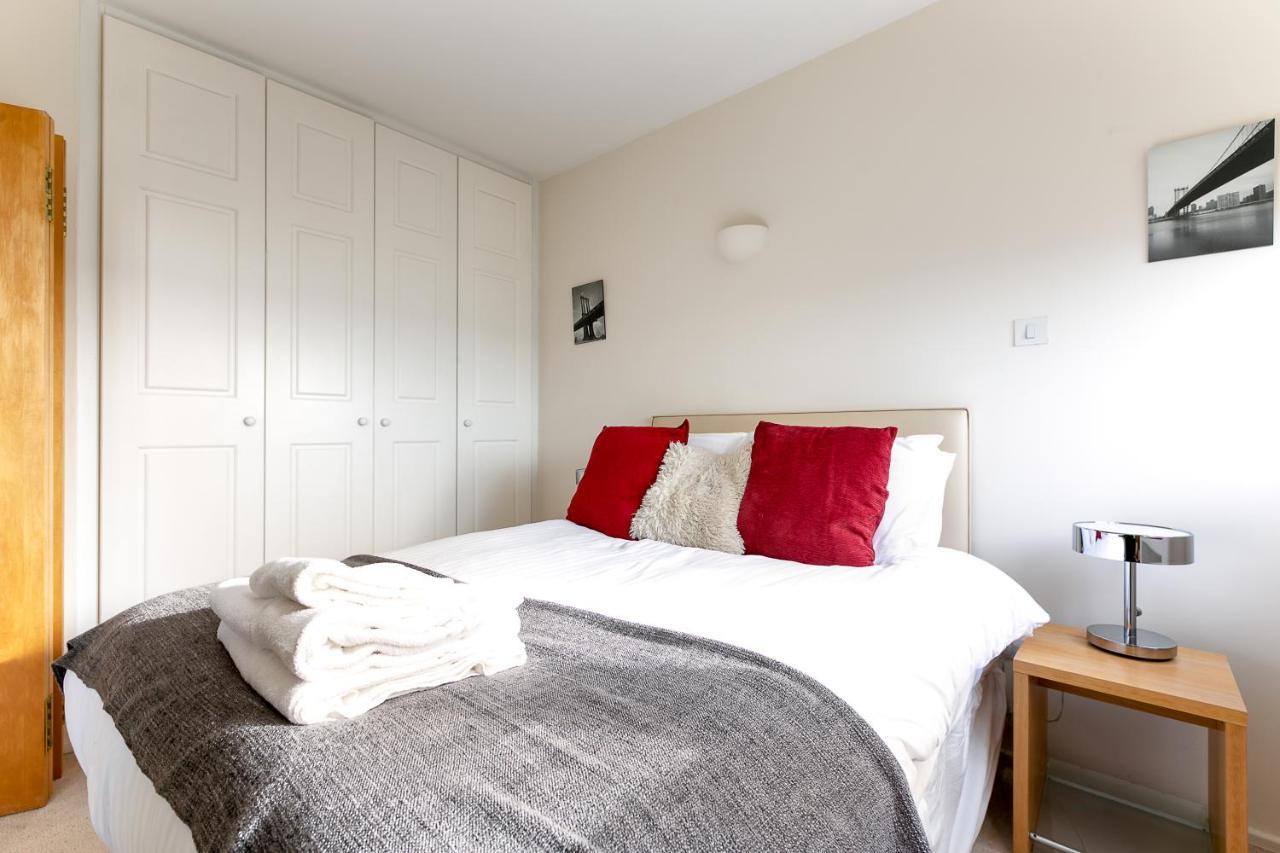 Point West Apartments Лондон Екстериор снимка