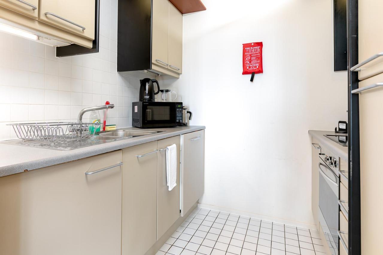 Point West Apartments Лондон Екстериор снимка