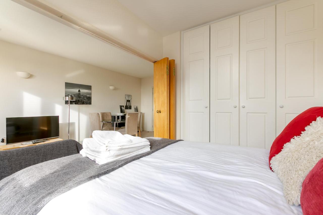 Point West Apartments Лондон Екстериор снимка