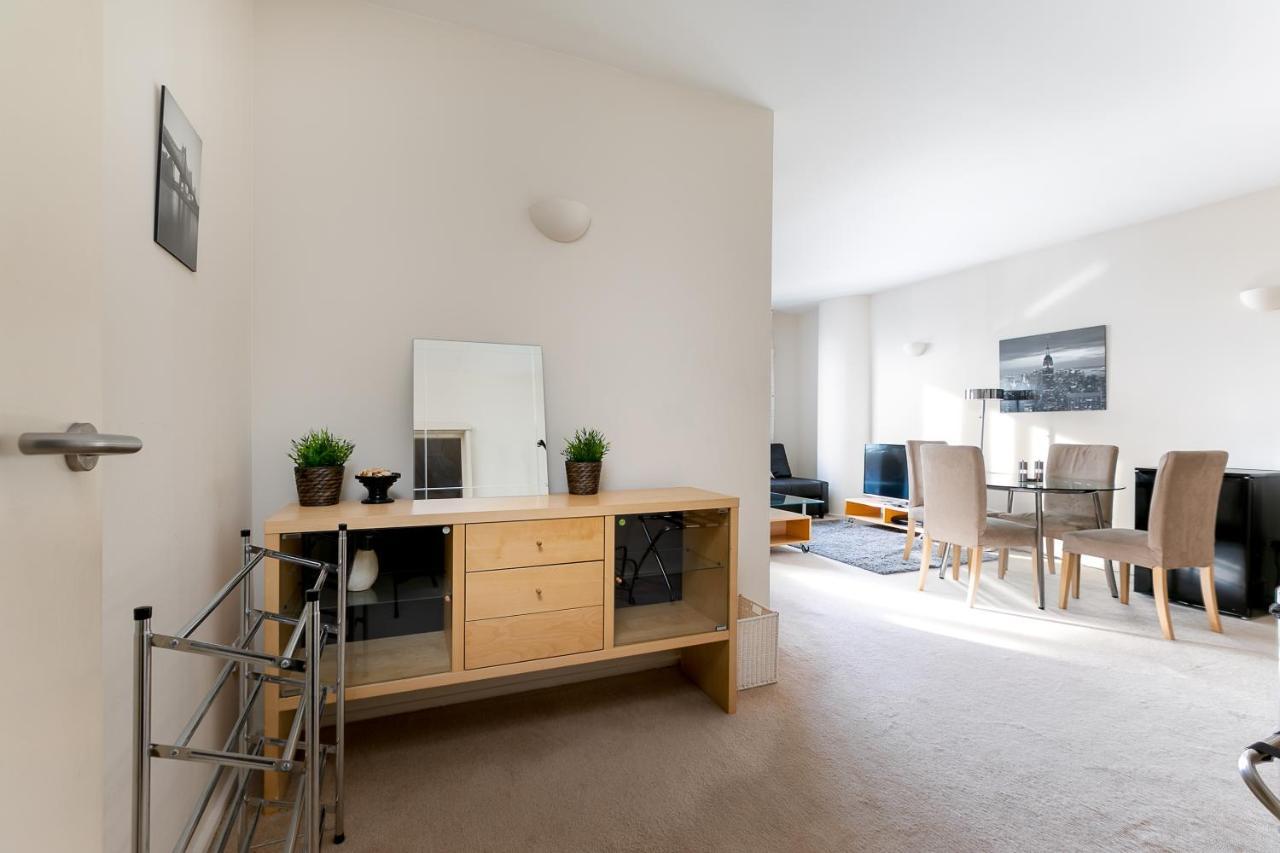 Point West Apartments Лондон Екстериор снимка