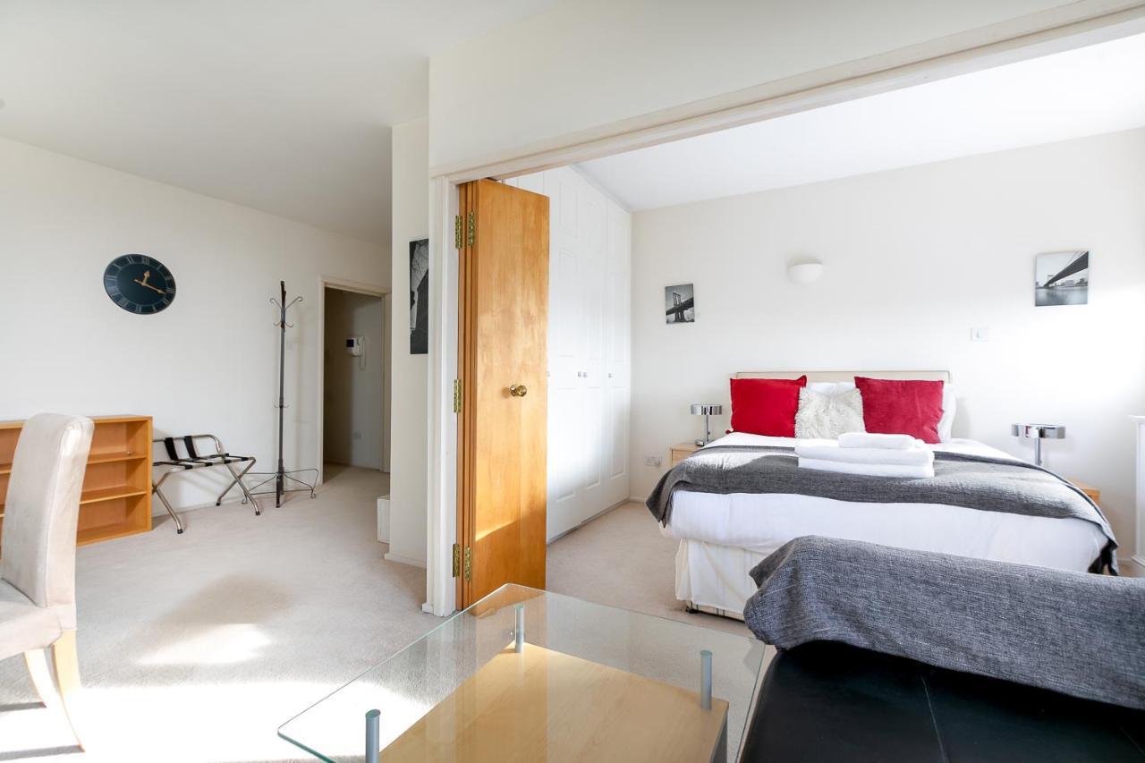 Point West Apartments Лондон Екстериор снимка